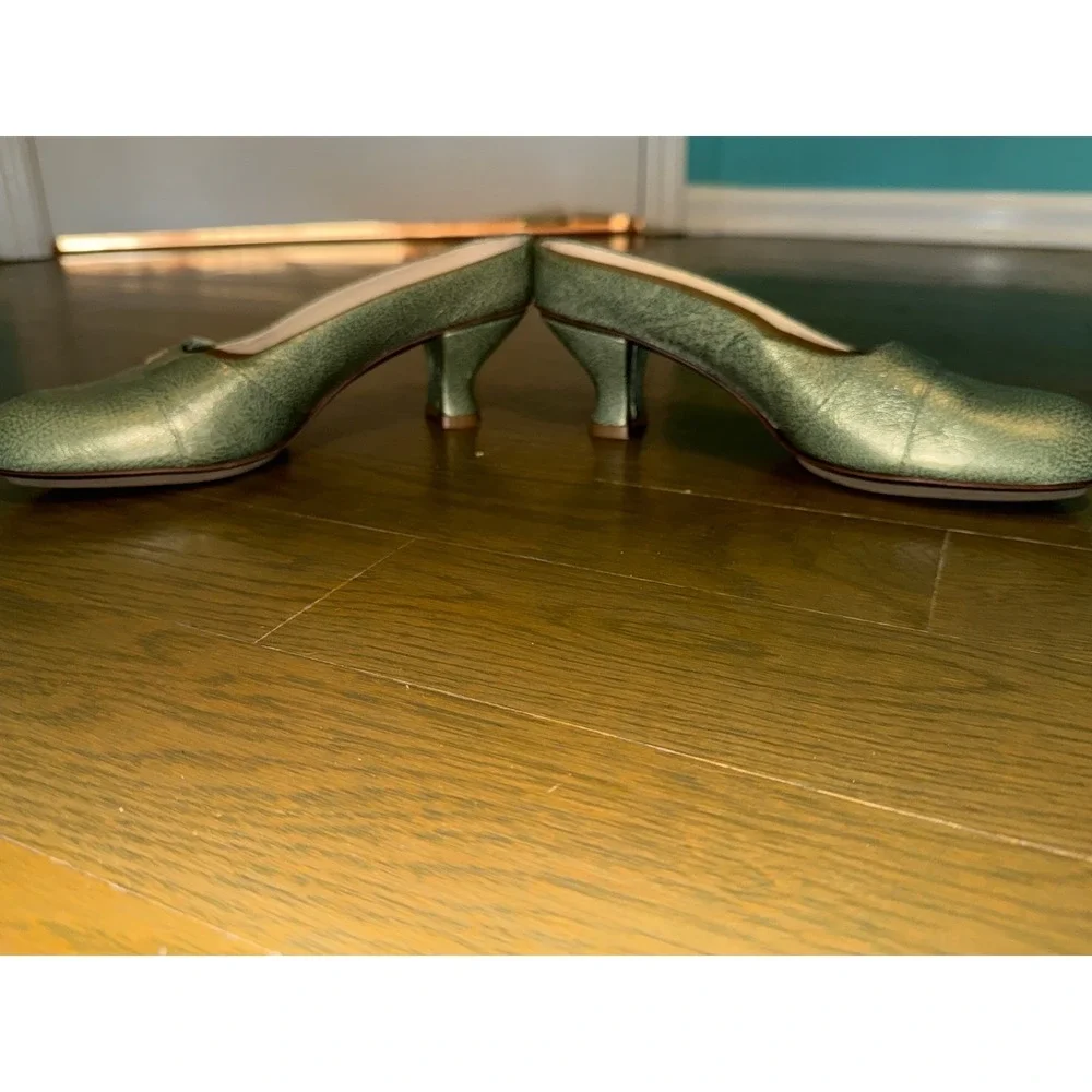 Lisa Nading Green Metallic Textured Leather Kitten Heel Bow Pumps Size 38.5